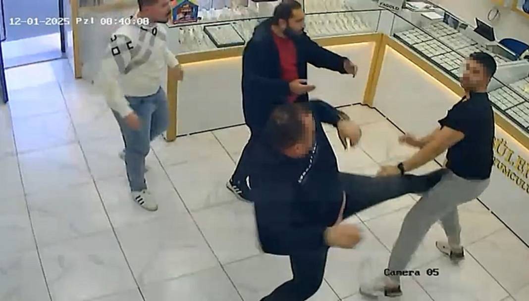 Kuyumcular müşteri için dükkan bastı! Birbirlerini tekme tokat dövdüler 4